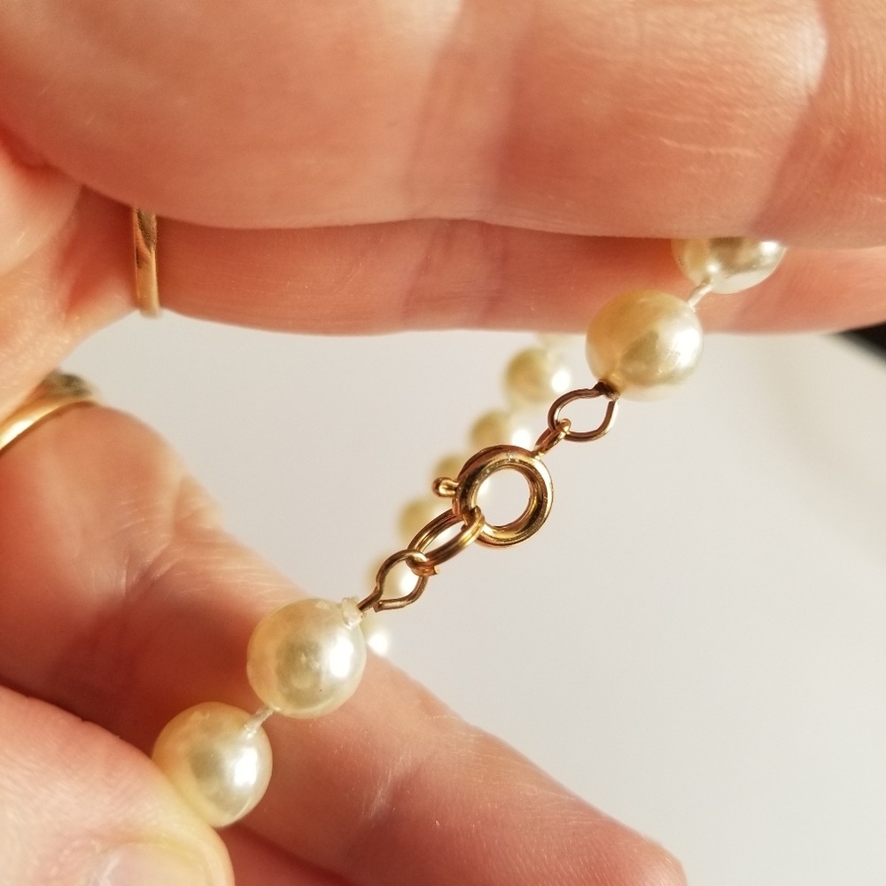 Relisted -Vintage faux pearl necklace white - Picture 7 of 10